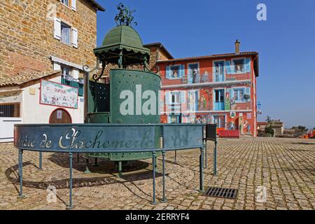 VAUX, FRANCIA, 24 febbraio 2021 : il villaggio fu fonte di ispirazione per il romanzo 'Clochemerle' nel 1937, pubblicato anche in un'edizione illustrata da A. Foto Stock