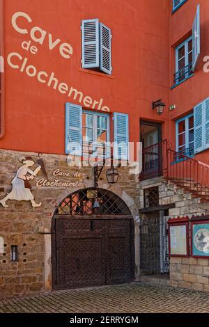 VAUX, FRANCIA, 24 febbraio 2021 : ingresso di una cantina di Beaujolais-villaggi ben noti vini. Foto Stock