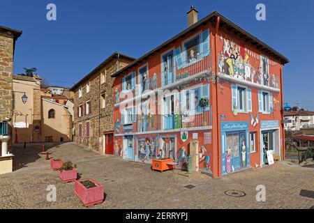 VAUX, FRANCIA, 24 febbraio 2021 : il villaggio fu fonte di ispirazione per il romanzo 'Clochemerle' nel 1937, pubblicato anche in un'edizione illustrata da A. Foto Stock