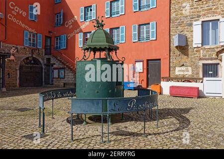 VAUX, FRANCIA, 24 febbraio 2021 : il villaggio fu fonte di ispirazione per il romanzo 'Clochemerle' nel 1937, pubblicato anche in un'edizione illustrata da A. Foto Stock