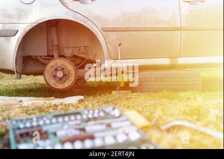 propria riparazione del freno a tamburo auto stesso. riparazione di freno a tamburo auto rotto disassemblato esterno. svasatura Foto Stock