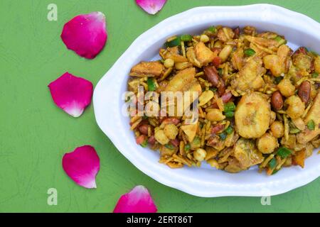 Cibo indiano digiuno voce di cucina conosciuta come Farali Bhel preparato da Faradi Chivda, arachidi, SEV, sabudana, faraadi miscela, tamarind, pomodoro, capsicum Foto Stock