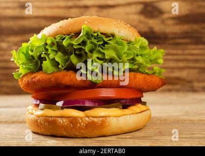 hamburger appetitoso su sfondo di legno 44 Foto Stock