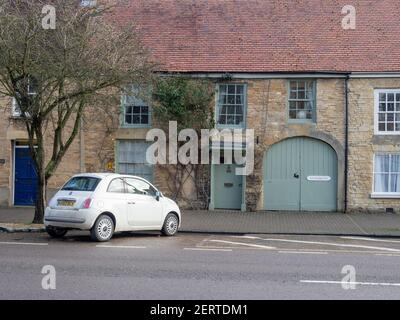 La vasta High Street, costeggiata da case in stile georgiano, nella graziosa cittadina di mercato di Olney, Buckinghamshire, UK Foto Stock