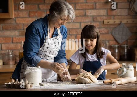 Buona cottura di nonna e nipote in cucina a casa Foto Stock