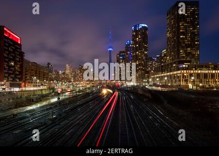 Binari del treno nel centro di Toronto con la torre CN dietro Foto Stock