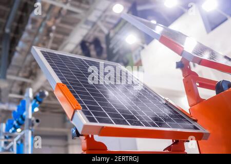 Pannello solare fotovoltaico automatico che lavora alla mostra sulla tecnologia moderna Foto Stock