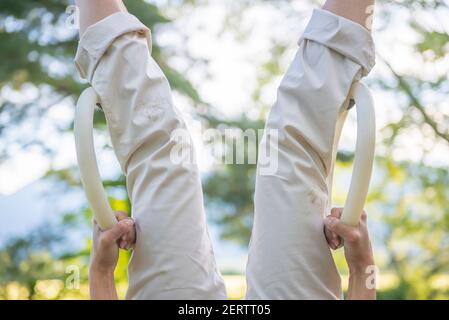 Donna che aggancia capovolta in Svizzera. Foto Stock