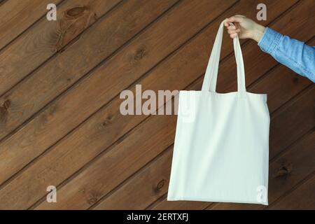Borsa ecologica femmina su fondo di legno Foto Stock
