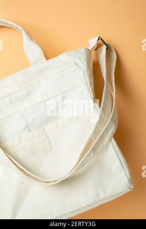 Elegante borsa ecologica vuota su sfondo beige Foto Stock