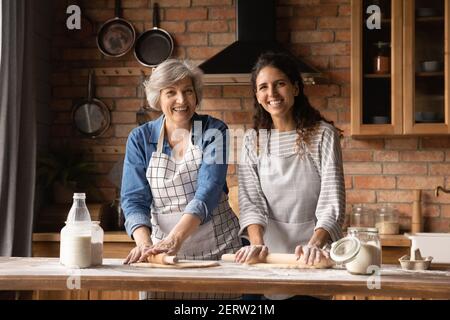 Ritratto di sorridente mamma e figlia latino che si cimano insieme Foto Stock