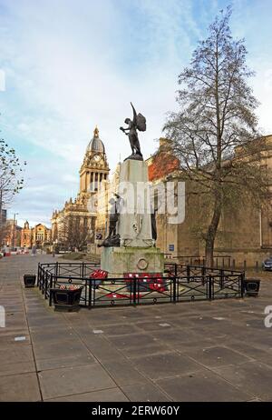 War Memorial e Municipio sulla sede centrale, Leeds Foto Stock