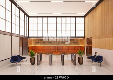 Lobby con ricchi posti a sedere in pelle marrone e grandi pannelli luminosi. Premier Place, City of London, Regno Unito. Architetto: Stiff + Trevillion Architetti, 2 Foto Stock