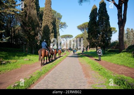 Passeggiate a cavallo ed escursioni in Via Appia Antica, Parco Regionale Appia Antica, Roma, Lazio, Italia Foto Stock