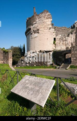 Mausoleo di Cecilia Metella in Via Appia Antica, Parco Regionale Appia Antica, Roma, Lazio, Italia Foto Stock