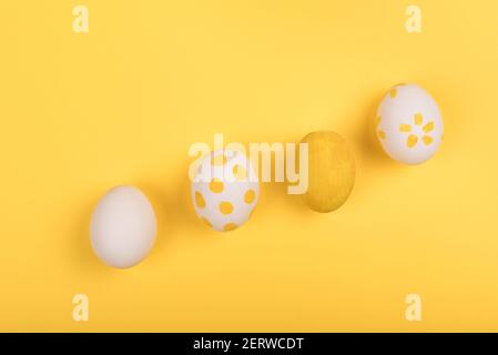Pasqua uova dipinte su sfondo giallo, copia spazio Foto Stock