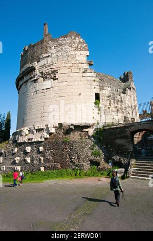 Mausoleo di Cecilia Metella in Via Appia Antica, Parco Regionale Appia Antica, Roma, Lazio, Italia Foto Stock