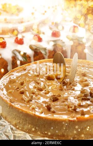 Cheesecake natalizio con smalto e noci Foto Stock