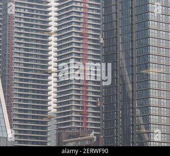 torre gru visto costruire edifici alti e moderni a Londra Foto Stock