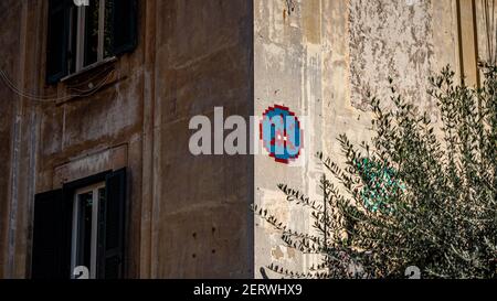 ROMA, ITALIA - 21 feb 2021: Roma 2021: Spazio murales tipo invasori nel caratteristico quartiere, chiamato Città Giardino, di Garbatella. Roma, febbraio Foto Stock