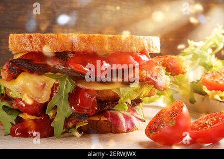 Sandwich apetizer con pancetta e verdure fresche Foto Stock