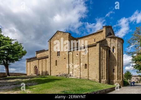 L'esterno del Duomo di San Leo, Rimini, Italia, in una giornata di sole Foto Stock