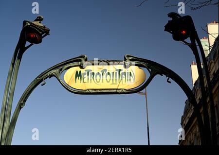 PARIGI, FRANCIA - 24 febbraio 2021: Ingresso alla metropolitana di Parigi Foto Stock