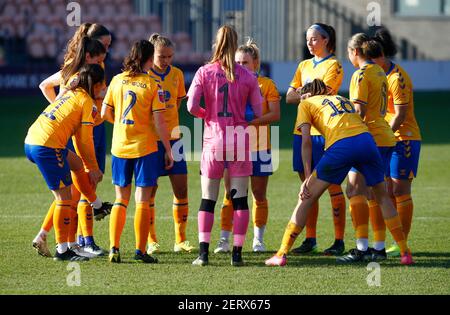 EDGWARE, INGHILTERRA - FEBBRAIO 28: I giocatori di Everton si riuniscono prima del 2° tempo durante il riscaldamento pre-partita durante la Barclays fa Women's Super League Foto Stock