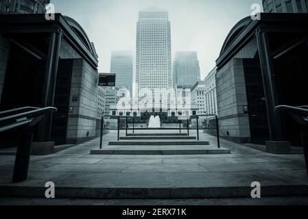 Un grattacielo di Canada Square a Canary Wharf Londra, Inghilterra, su una grigia e fredda mattina di novembre Foto Stock