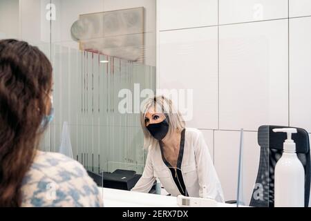 Foto di stock di giovane donna che arriva alla sua revisione in clinica dentale. Foto Stock