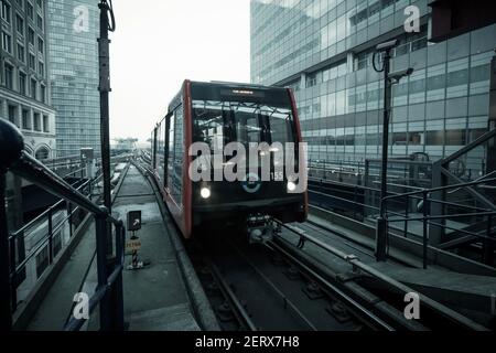 Un treno Bombardier B2007 Docklands Light Railway in attesa al binario nella stazione DLR di Canary Wharf, Londra, Inghilterra Foto Stock