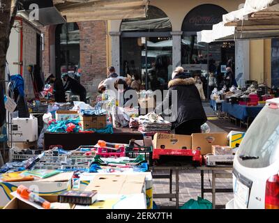 CREMONA, ITALIA - 21 feb 2021: Cremona, Lombardia, Italia - 27 febbraio 2021 - ultimo mercato stradale in centro prima che si applichino nuove restrizioni per il mercato arancione c Foto Stock