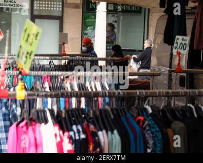 CREMONA, ITALIA - 21 feb 2021: Cremona, Lombardia, Italia - 27 febbraio 2021 - ultimo mercato stradale in centro prima che si applichino nuove restrizioni per il mercato arancione c Foto Stock