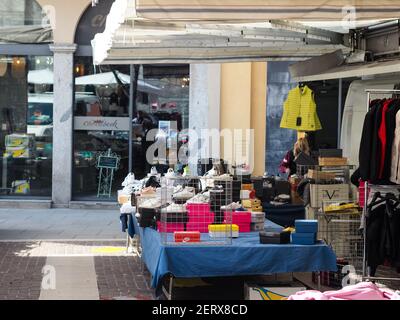 CREMONA, ITALIA - 21 feb 2021: Cremona, Lombardia, Italia - 27 febbraio 2021 - ultimo mercato stradale in centro prima che si applichino nuove restrizioni per il mercato arancione c Foto Stock