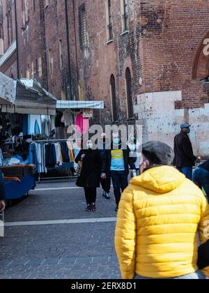 CREMONA, ITALIA - 21 feb 2021: Cremona, Lombardia, Italia - 27 febbraio 2021 - ultimo mercato stradale in centro prima che si applichino nuove restrizioni per il mercato arancione c Foto Stock