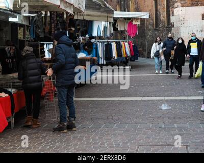 CREMONA, ITALIA - 21 feb 2021: Cremona, Lombardia, Italia - 27 febbraio 2021 - ultimo mercato stradale in centro prima che si applichino nuove restrizioni per il mercato arancione c Foto Stock