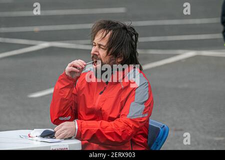 WIMBLEDON LONDRA, REGNO UNITO 01 MARZO 2021. Membri del pubblico che utilizzano un kit covid-19 presso un centro di test in un parcheggio a Wimbledon. È stato riferito che sei casi una variante brasiliana del coronavirus nota come variante P1 è stata trovata nel Gloucestershire meridionale e in Scozia in febbraio. Credit amer Ghazzal/Alamy Live News Foto Stock