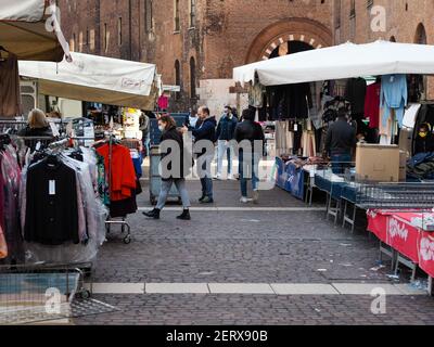 CREMONA, ITALIA - 21 feb 2021: Cremona, Lombardia, Italia - 27 febbraio 2021 - ultimo mercato stradale in centro prima che si applichino nuove restrizioni per il mercato arancione c Foto Stock