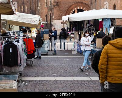 CREMONA, ITALIA - 21 feb 2021: Cremona, Lombardia, Italia - 27 febbraio 2021 - ultimo mercato stradale in centro prima che si applichino nuove restrizioni per il mercato arancione c Foto Stock