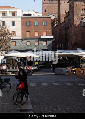 CREMONA, ITALIA - 21 feb 2021: Cremona, Lombardia, Italia - 27 febbraio 2021 - ultimo mercato stradale in centro prima che si applichino nuove restrizioni per il mercato arancione c Foto Stock