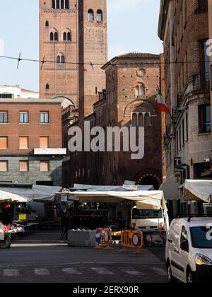 CREMONA, ITALIA - 21 feb 2021: Cremona, Lombardia, Italia - 27 febbraio 2021 - ultimo mercato stradale in centro prima che si applichino nuove restrizioni per il mercato arancione c Foto Stock