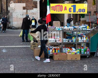 CREMONA, ITALIA - 21 feb 2021: Cremona, Lombardia, Italia - 27 febbraio 2021 - ultimo mercato stradale in centro prima che si applichino nuove restrizioni per il mercato arancione c Foto Stock