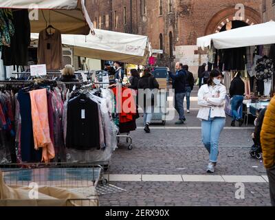 CREMONA, ITALIA - 21 feb 2021: Cremona, Lombardia, Italia - 27 febbraio 2021 - ultimo mercato stradale in centro prima che si applichino nuove restrizioni per il mercato arancione c Foto Stock