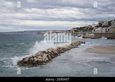 L'acqua di mare precipita contro la scogliera Foto Stock