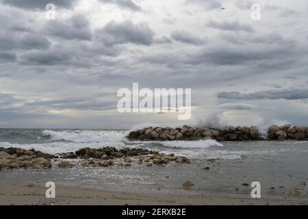 Il mare ruvido precipita contro la barriera corallina Foto Stock