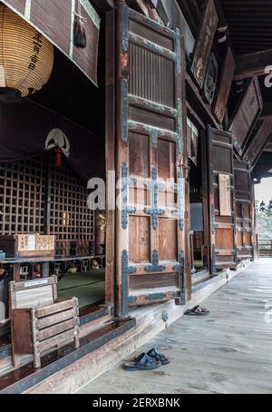 Particolare del balcone di Nigatsu-do, o Sala di Febbraio, parte del complesso del tempio Todai-ij a Nara, Giappone Foto Stock