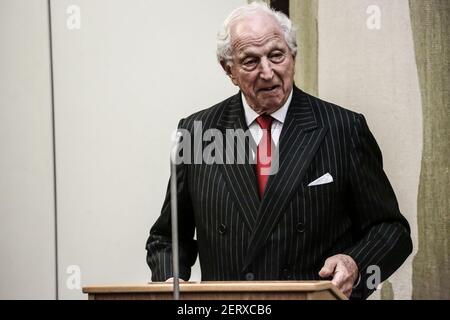 Lord Woolf intervenendo alla reception per la pubblicazione della relazione della Commissione bassa, affrontando il deficit di consulenza, a Portcullis House Foto Stock