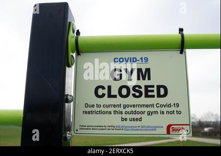 Slough, Berkshire, Regno Unito. 1 marzo 2021. Covid-19 ufficiali da Slough Borough Council stavano ancora una volta fuori una palestra all'aperto a Slough. Gruppi di giovani hanno utilizzato la palestra all'aperto che è attualmente proibita in base alle restrizioni di blocco di Coronavirus Covid-19. Credit: Maureen McLean/Alamy Live News Foto Stock