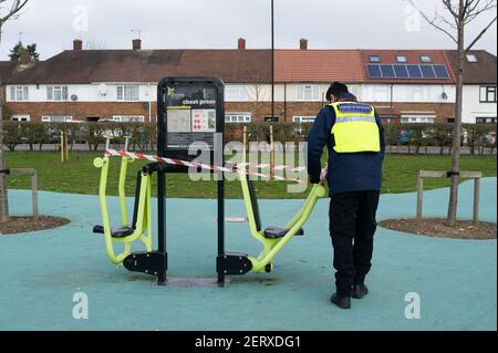 Slough, Berkshire, Regno Unito. 1 marzo 2021. Covid-19 ufficiali da Slough Borough Council stavano ancora una volta fuori una palestra all'aperto a Slough. Gruppi di giovani hanno utilizzato la palestra all'aperto che è attualmente proibita in base alle restrizioni di blocco di Coronavirus Covid-19. Credit: Maureen McLean/Alamy Live News Foto Stock