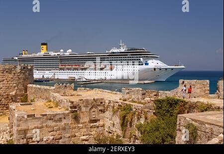 Nave da crociera "Costa Mediterranea' ormeggiato a Kos Città con fortezza di Kos in primo piano , KOS, DODECANNESO Isola Gruppo, Grecia. Foto Stock